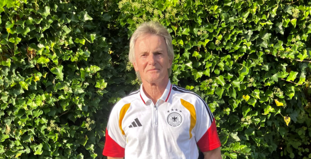 Bernd Hannes im Trikot der deutschen Ü70-Nationalmannschaft